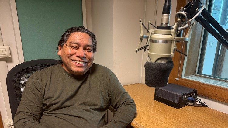 Daniel Munduruku ao conceder entrevista à Rádio Vaticano - Vatican News