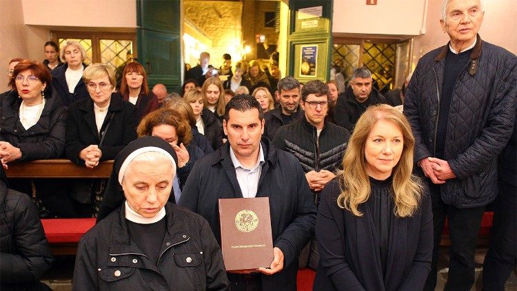 Klanjatelji TEK-a u šibenskoj crkvi Svetog Duha (Foto: Ivo Kronja)