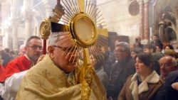 Šibenski biskup Tomislav Rogić iz Katedrale nosi Presveto prema crkvi Svetog Duha