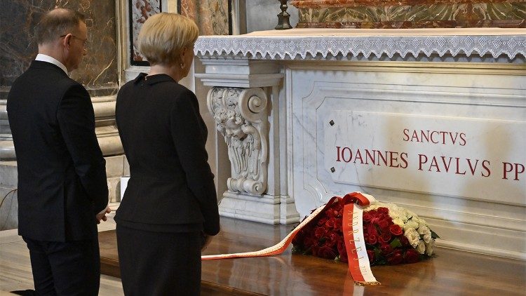 2025.03.27 Prezydent Polski Andrzej Duda i Pierwsza Dama Agata Kornhauser-Duda przy grobie św. Jana Pawła II (ks. Marek Weresa)