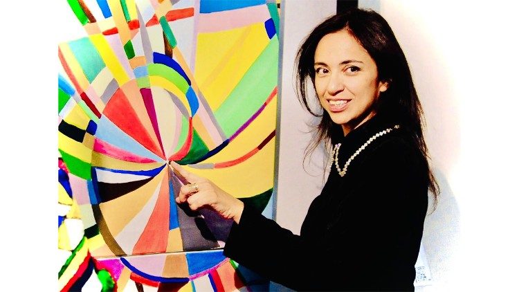 La artista con uno de sus cuadros