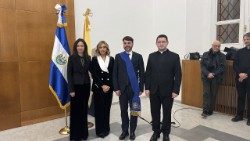 De iziquierda a derecha: la artista Gothy López, le sigue la embajadora ante la Santa Sede, Anabella Machuca; el Presidente de la Comisión de Turismo, Moda y Relaciones Internacionales, Comune de Roma, Consejero Mariano Angelucci; el Oficial para las Relaciones con los Estados y los Organismos Internacionales Santa Sede, Monseñor Francisco Díaz Tenza