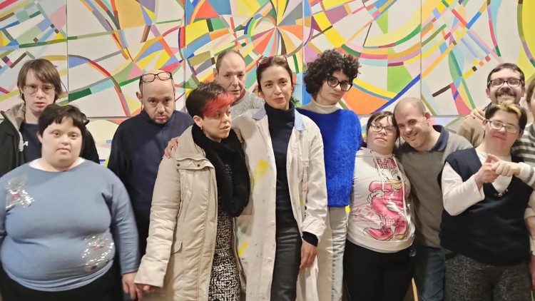 La artista con los chicos de la asociación Sorriso