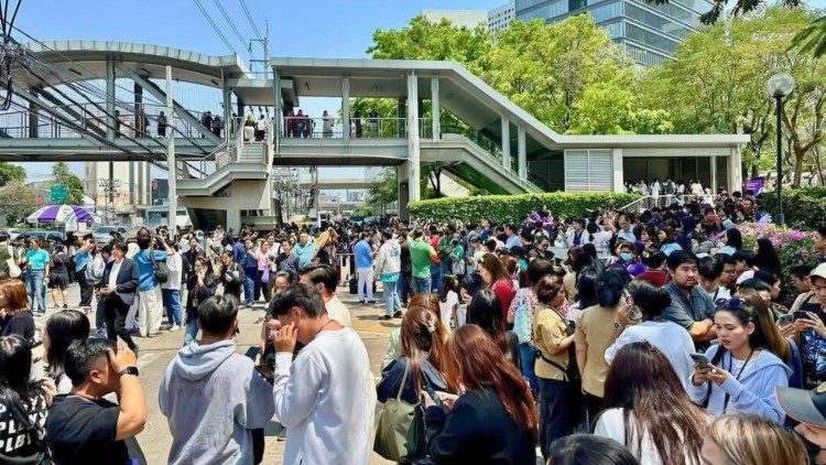 People in Bangkok rushed onto the streets as the quake hit the city of 17 million inhabitants. (Photo by LiCAS News)