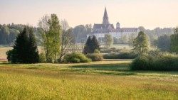 Symbolbild: Kirche und Kloster auf dem Land 