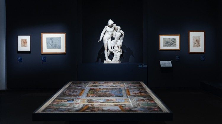 Allestimento con, oltre alle sculture antiche, i disegni dei Carraci e un grande tavolo con la riproduzione in scala degli affreschi della volta del salone di Palazzo Farnese 