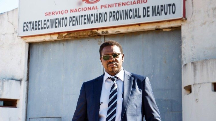 Mozambique: Francisco Junior, an investigative journalist at a prison following up on a case of human trafficking 