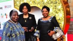 2025.03.28 Balozi Getrude Mongella (kushoto) akiwa na Bi Jaqueline Mlella na Bi Germina Lukuvi,wanawake wajasiriliamali,Tanzania katika Toleo la 5 la Tuzo:"Mwanamke  Anayeinuka."