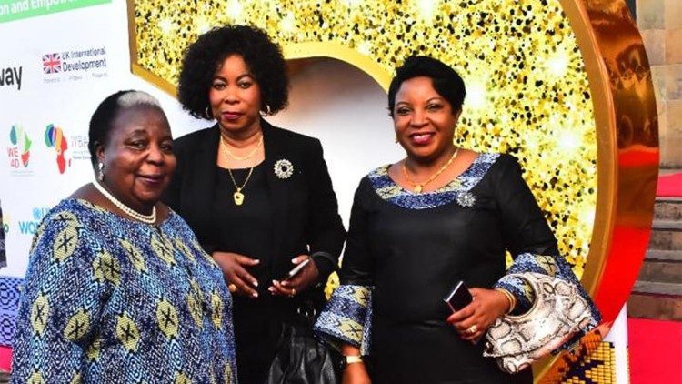 2025.03.28 Balozi Getrude Mongella (kushoto) akiwa na Bi Jaqueline Mlella na Bi Germina Lukuvi,wanawake wajasiriliamali,Tanzania katika Toleo la 5 la Tuzo:"Mwanamke  Anayeinuka."