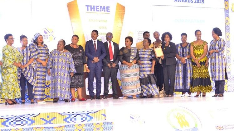 Wanachama wa Chama cha wafanya biashara Tanzania (TWCC) wakiwa na mgeni Rasmi na waalikwa