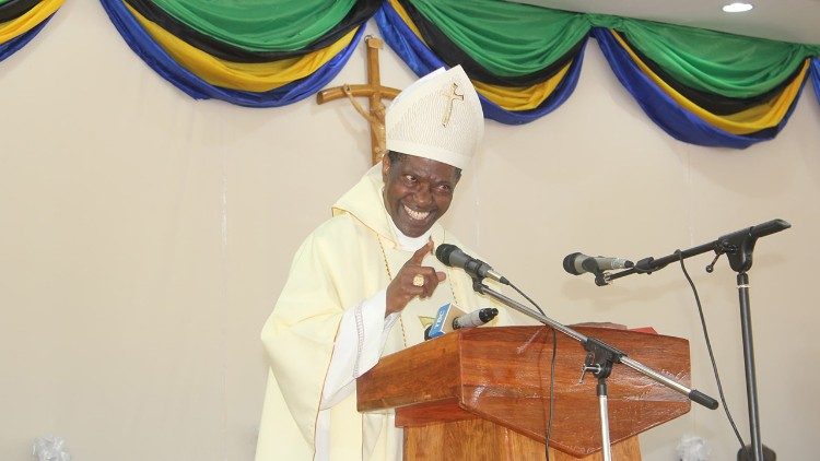 Kardinali Rugamba wakati wa kusalimia waamini hapo Dodoma