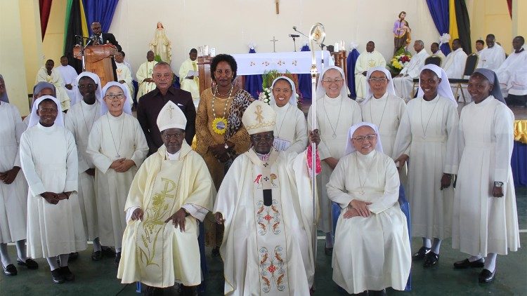 2025.03.28 Askofu Mkuu wa Dodoma na Tabora wakati na watawa wa Bikira Maria na Mkuu wa Mkoa wa Dodoma. 