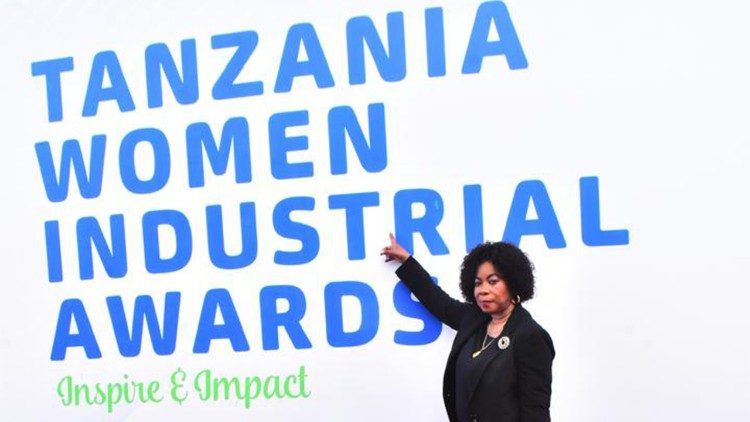 Bi Jacqueline Mlella akionesha toleo la 5 la Tuzo kwa wanawake wa viwanda Tanzania 2025