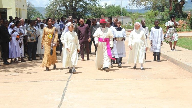 Askofu Mkuu Kinyaiya akipokelewa 