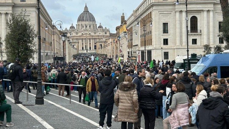 Des pèlerins venus à Rome pour le Jubilé de l'espérance. 