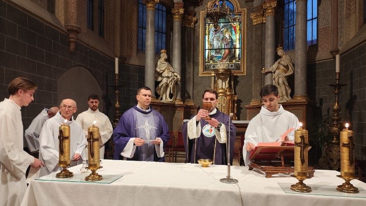 Szentmise a pozsonyi ferences templomban Kulcsár Dávid és Molnár Tamás atya vezetésével