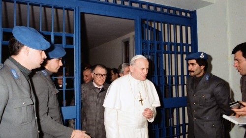 Juan Pablo II y los presos: Pueden tener esperanza