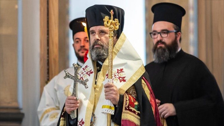 അൽബേനിയയിലെ തിറാനയുടെയും ദുറെസിൻറെയും ആകമാന അൽബേനിയയുടെയും ഓർത്തഡോക്സ് മെത്രാപ്പോലിത്ത യൊവാനി, (മദ്ധ്യത്തിൽ)