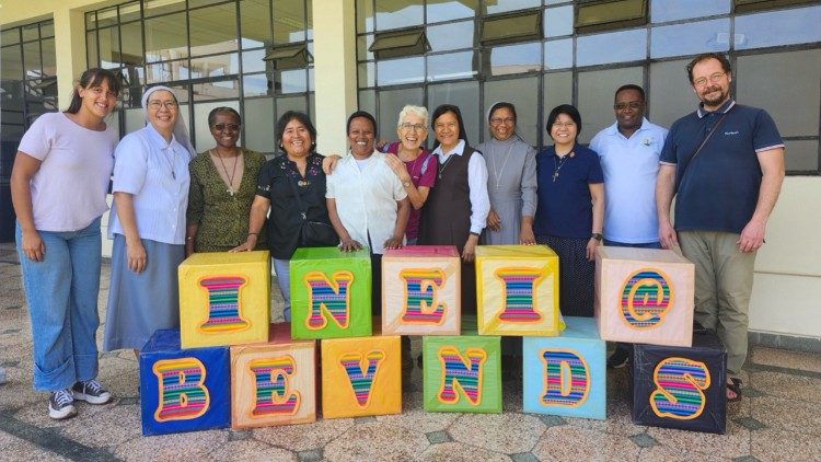 Sor Abby Avelino (tercera desde la derecha) con los participantes en la reunión.