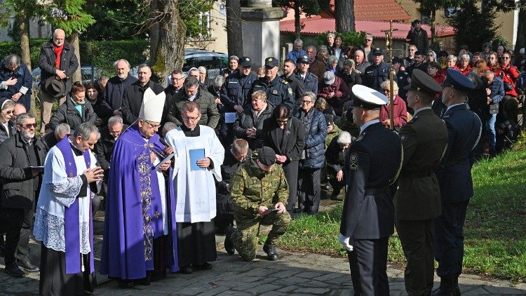 Vojni ordinarij Jure Bogdan predvodio Križni put na zagrebačkom Ksaveru