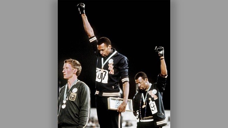 Il velocista Tommy Smith alle Olimpiadi del '68 alza il pugno sul podio di Città del Messico