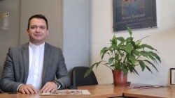 Törő András atya a rádió magyar szerkesztőségében 