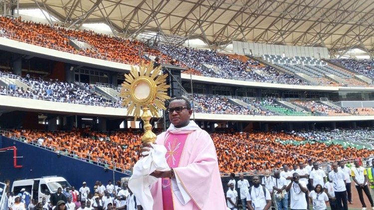 Young people in prayer before the Blessed Sacrament
