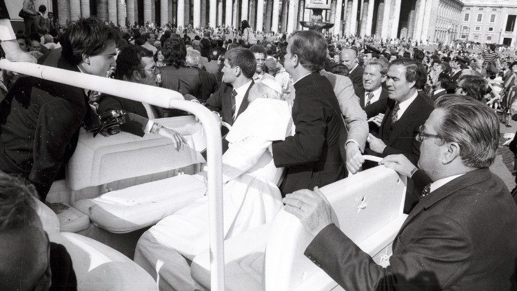 Франчэска Сфорца (крайні злева) падчас замаху на Папу Яна Паўла ІІ