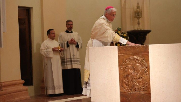 Un moment de la célébration présidée par l'archevêque Renato Boccardo