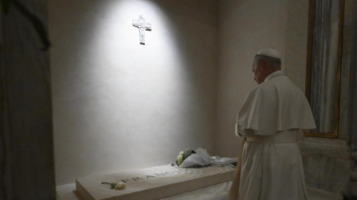 Papst Leo XIV. betet am Grab von Franziskus