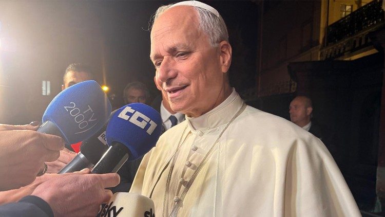 Léon XIV répond aux journalistes à Castel Gandolfo