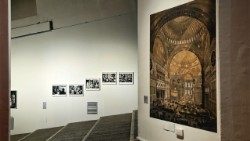 Allestimento della mostra "Luoghi Sacri Condivisi. Viaggio tra le religioni"