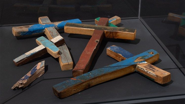 Francesco Tuccio, Croci, Lampedusa, 2017, legno di barche di migranti provenienti dalla Tunisia e dalla Libia, collezione privata