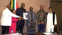 Ministro Ronald Lamola e os líderes religiosos da África do Sul com o documento ao G20
