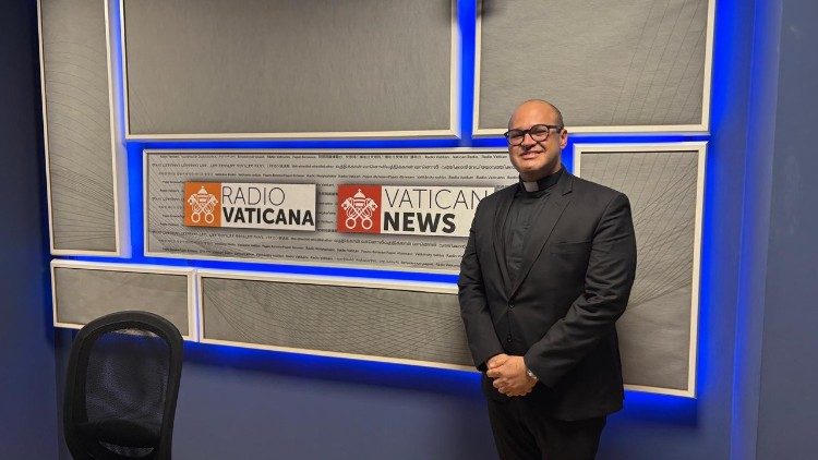 Padtre Thiago nos estúdios da Rádio Vaticano - Vatican News