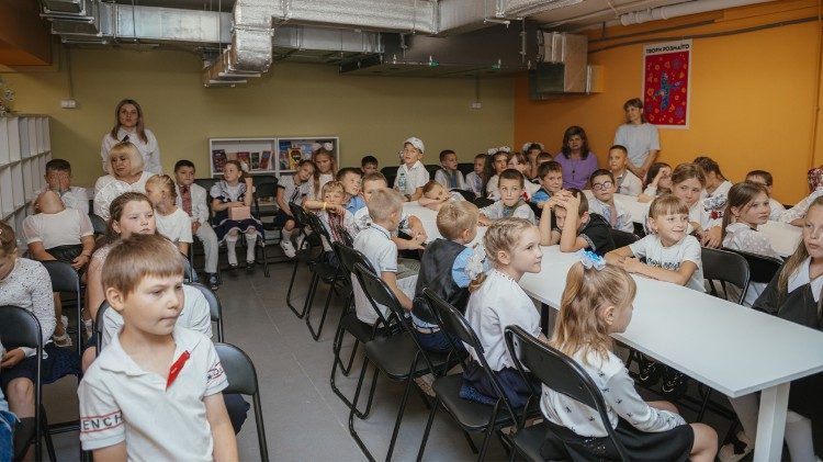 Учні в підземній школі