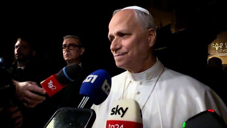 Le Pape avec les journalistes devant la Villa Barberini