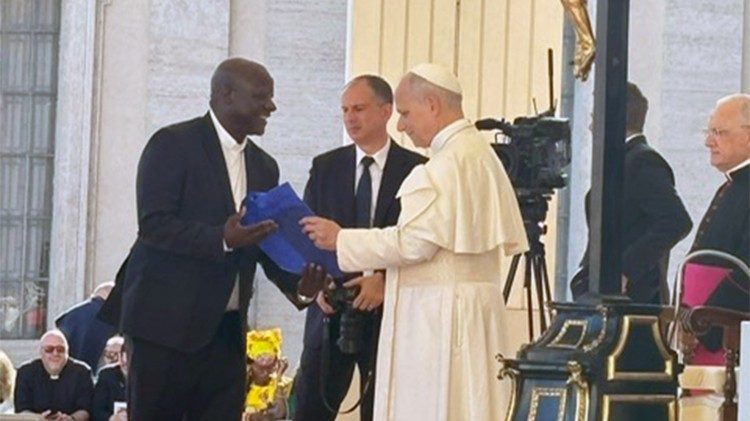 Dr. Padre Filipe Sungo encontra o Papa Leão XIV: bênção para UCM e uma oração por Cabo Delgado ...