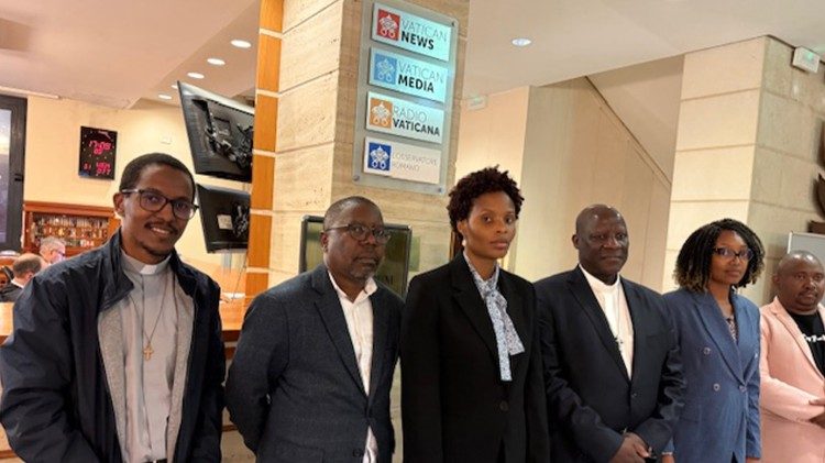 Padre Dr. Filipe Sungo e o grupo da UCM que participou no Jubileu do Mundo Educativo em Roma