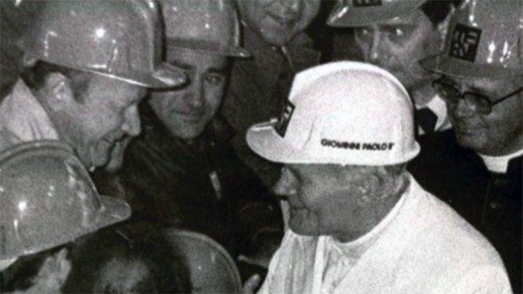Papst Johannes Paul II. (1978-2995) im Gespräch mit Arbeitern
