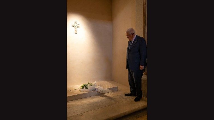 Mahmoud Abbas en recueillement sur la tombe du Pape François (photo © George Jaraiseh)