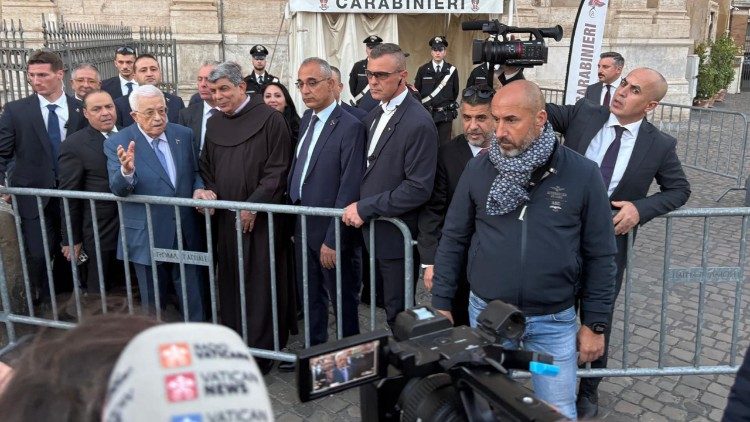 Mahmoud Abbas répondant aux questions des journalistes.