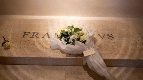 El presidente palestino Abbas visita la tumba de Francisco