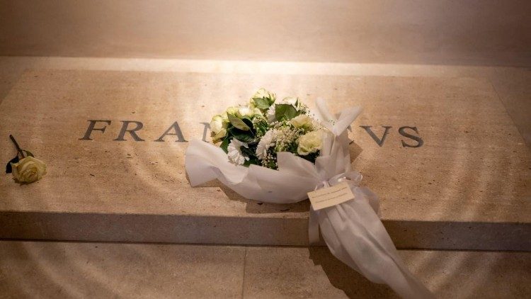 Palestinian President Abbas' floral tribute on Pope Francis' tomb (photo © George Jaraiseh)