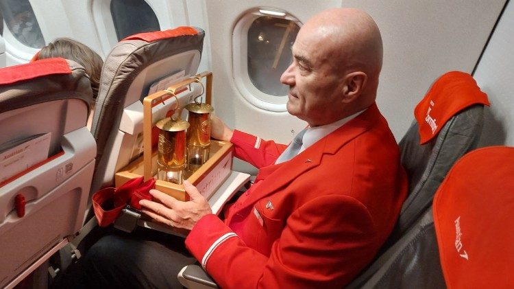 Austrian Airlines-Sicherheitsbeauftragter Wolfgang Kerndler beim Transport des ORF-Friedenslichts