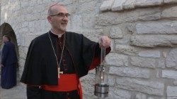 Der Lateinische Patriarch von Jerusalem Kardinal Pierbattista Pizzaballa mit dem „ORF-Friedenslicht aus Bethlehem“