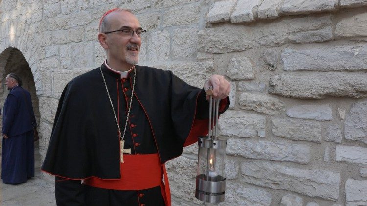 Der Lateinische Patriarch von Jerusalem Kardinal Pierbattista Pizzaballa mit dem „ORF-Friedenslicht aus Bethlehem“