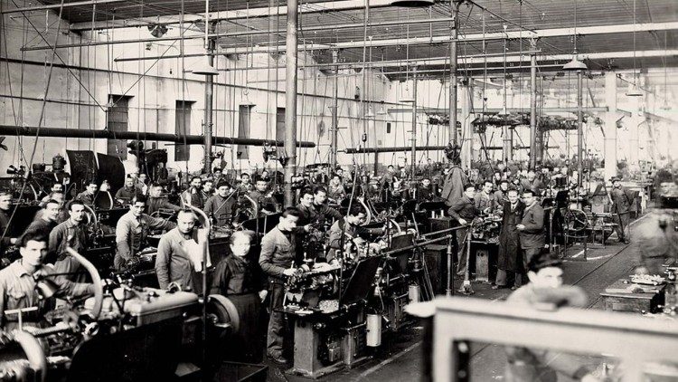 Operai al lavoro nel reparto di produzione di uno stabilimento