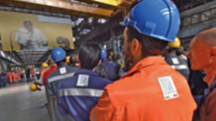 Alcuni operai durante la visita di Francesco a Genova nel 2011.