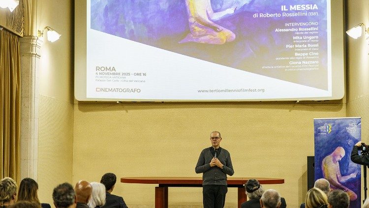 Un momento dell'intervento di monsignor Davide Milani.
